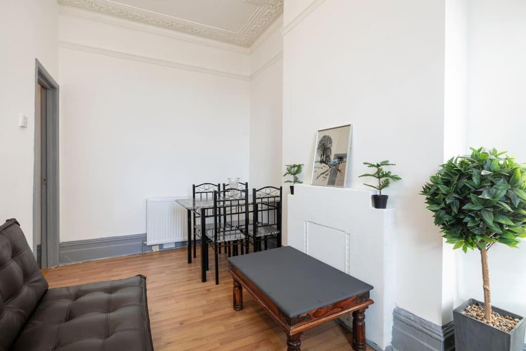 2A - Bright & Airy 2 Bed Flat - 20 Mins To Central Londra Esterno foto