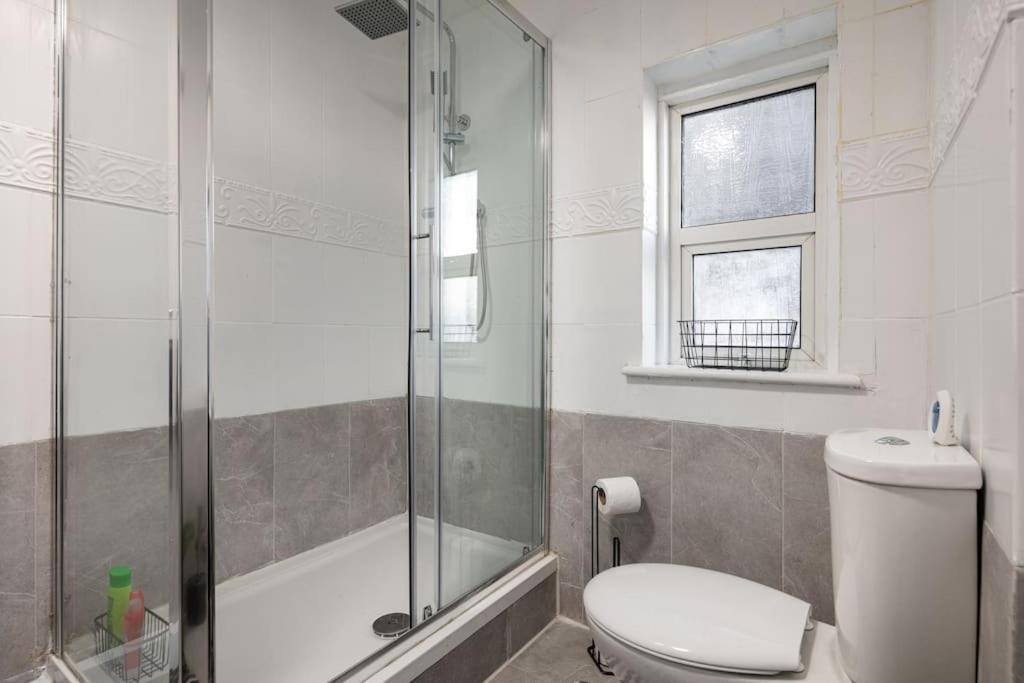 2A - Bright & Airy 2 Bed Flat - 20 Mins To Central Londra Esterno foto
