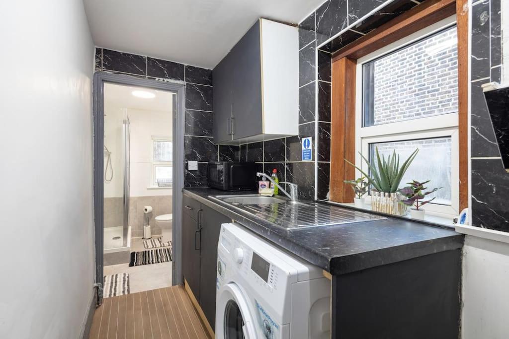 2A - Bright & Airy 2 Bed Flat - 20 Mins To Central Londra Esterno foto