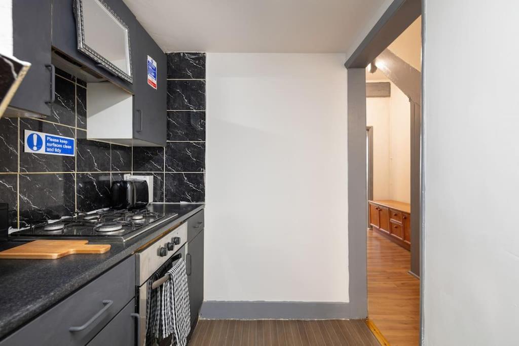 2A - Bright & Airy 2 Bed Flat - 20 Mins To Central Londra Esterno foto