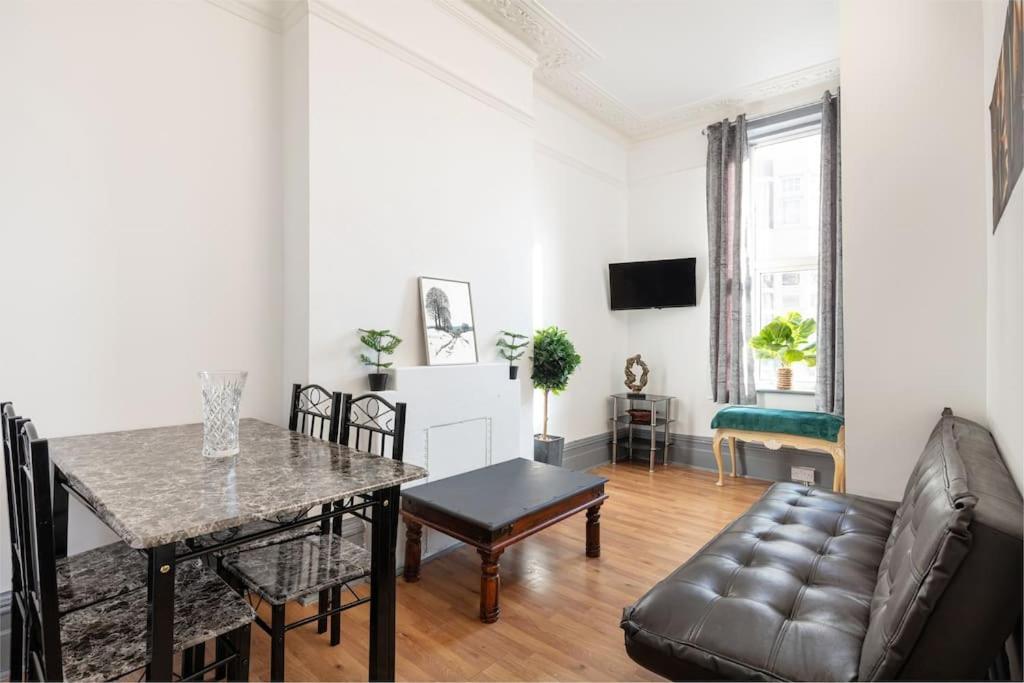 2A - Bright & Airy 2 Bed Flat - 20 Mins To Central Londra Esterno foto