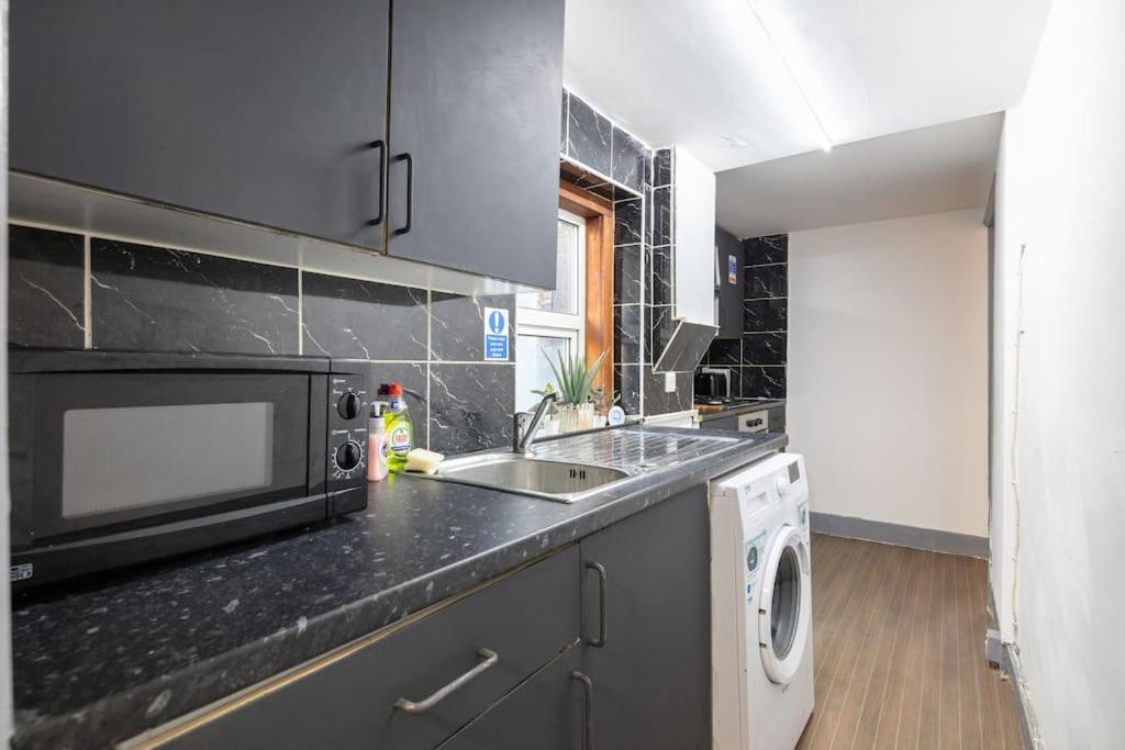 2A - Bright & Airy 2 Bed Flat - 20 Mins To Central Londra Esterno foto