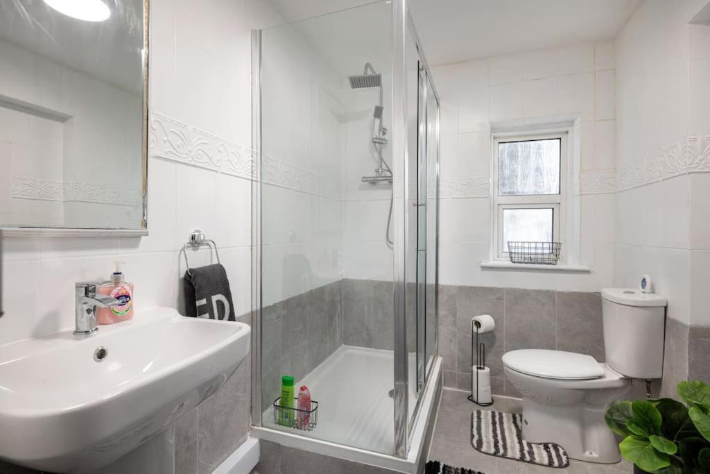 2A - Bright & Airy 2 Bed Flat - 20 Mins To Central Londra Esterno foto
