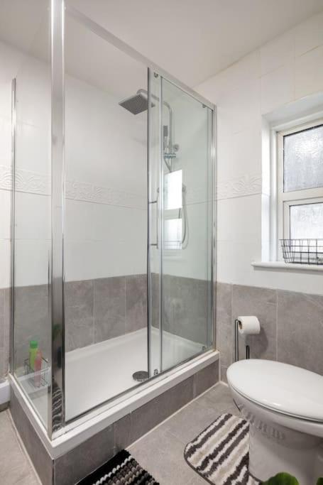 2A - Bright & Airy 2 Bed Flat - 20 Mins To Central Londra Esterno foto